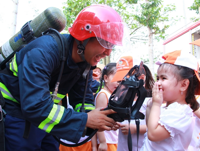 Lần đầu tiếp xúc với các thiết bị chữa cháy như: mặt nạ, búa, kìm… nhiều bé rất hào hứng thích thú.