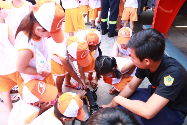 Các bé tò mò khám phá các thiết bị chữa cháy chuyên dụng.