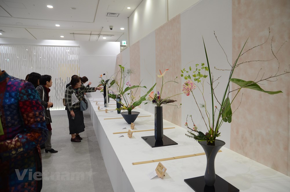  Góc trưng bày Ikebana phong cách sáng tạo tự do. (Ảnh: Tuyến Nguyễn-Thành Hữu/Vietnam+)
