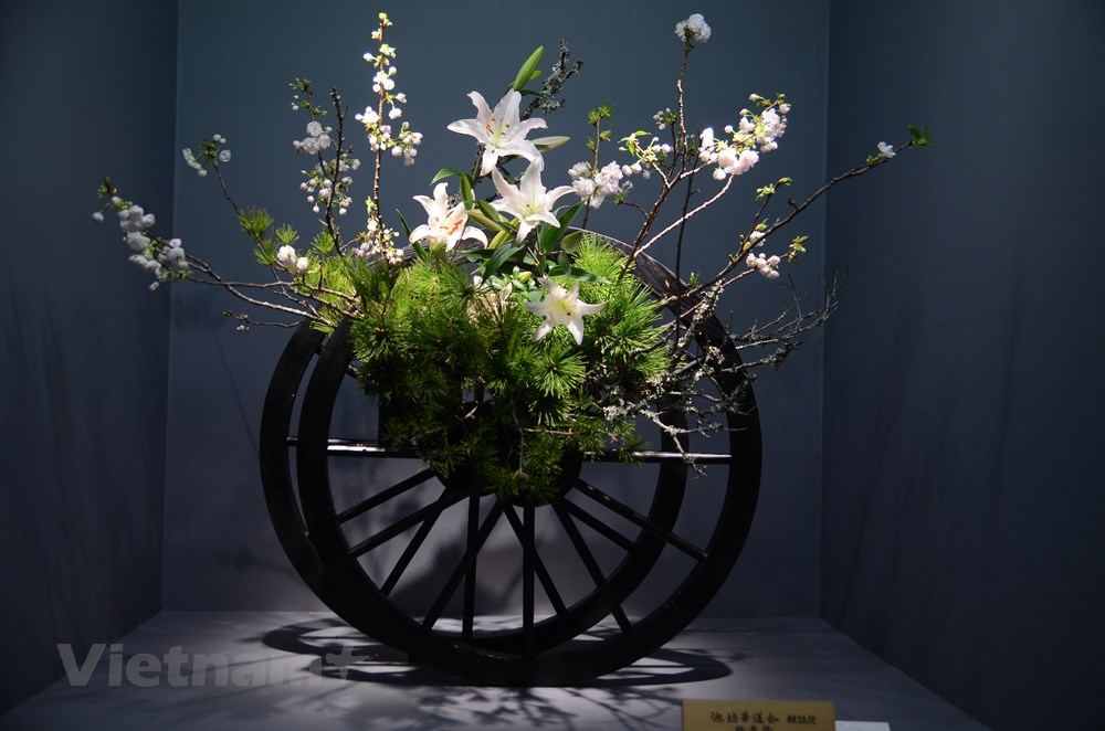  Một tác phẩm Ikebana tại triển lãm. (Ảnh: Tuyến Nguyễn-Thành Hữu/Vietnam+)