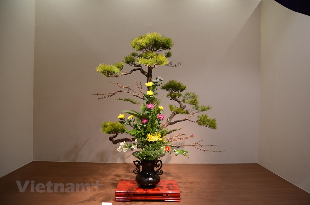  Tác phẩm Ikebana thời Edo được tái hiện nhân dịp Nhật Bản chuẩn bị đón chào Thiên hoàng mới. (Ảnh: Tuyến Nguyễn-Thành Hữu/Vietnam+)