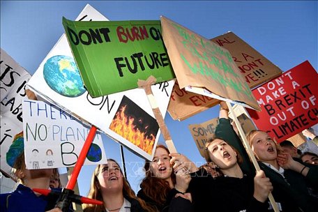 Hàng nghìn thanh niên Anh tuần hành vì khí hậu tại thủ đô London ngày 15/2. Ảnh: AFP/TTXVN