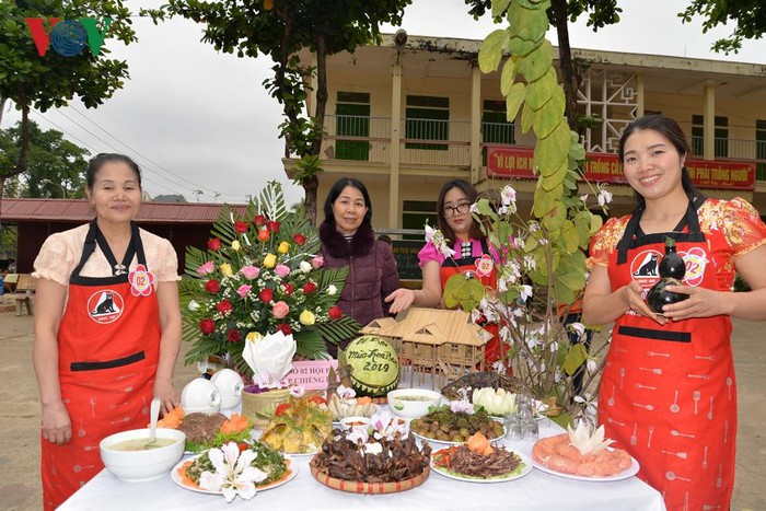 Phần thi ẩm thực dân tộc với những món ăn đặc sắc của người dân tộc Thái phố núi Sơn La.