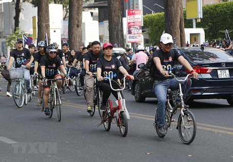 Các tình nguyện viên đạp xe diễu hành hưởng ứng chiến dịch Giờ Trái đất 2019. (Ảnh:Hoàng Hải/TTXVN)