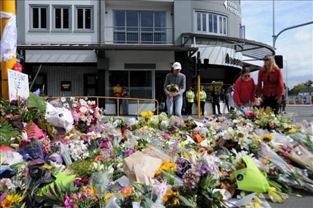 Đặt hoa tưởng niệm các nạn nhân vụ xả súng ở Christchurch, New Zealand. Ảnh: THX.