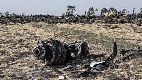 Một bộ phận của máy bay Boeing 737 MAX thuộc Hãng hàng không Ethiopian Airlines tại hiện trường vụ tai nạn thảm khốc gần thủ đô Addis Ababa, ngày 15/3/2019. (Nguồn: AFP/TTXVN)