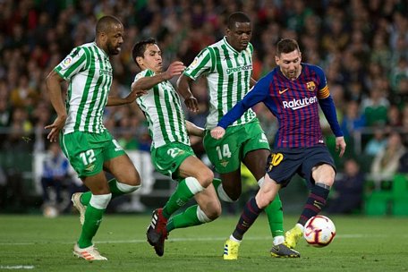Messi lại khiến tất cả trầm trồ với kỹ năng chơi bóng siêu hạng. (Ảnh: Getty).