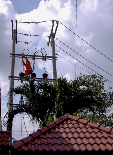 Điện lực Vĩnh Long thường xuyên kiểm tra, vệ sinh hệ thống điện cho doanh nghiệp.