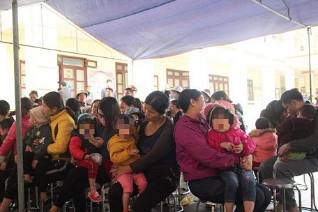  Hàng trăm gia đình tại Bắc Ninh đã phải đưa con xuống Hà Nội xét nghiệm sán lợn - Ảnh: XUÂN TRƯỜNG
