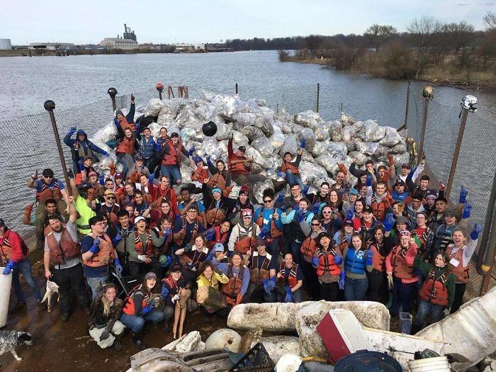 Hoạt động dọn rác trên sông Mississippi ở Mỹ.