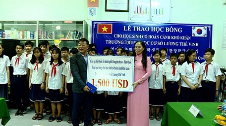 Đoàn đại biểu TP Dongducheon trao học bổng tại Trường THCS Lương Thế Vinh.