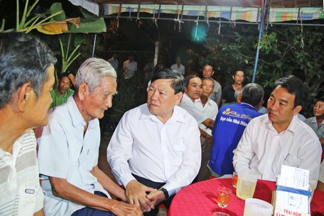 Bí thư Tỉnh ủy- Trần Văn Rón ân cần thăm hỏi, chia buồn với gia đình anh Ngô Thanh Bình.