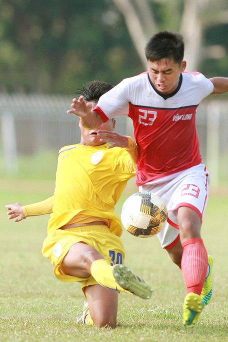 Pha tranh bóng giữa đội Vĩnh Long trong trận hòa Đồng Tháp 0- 0. 