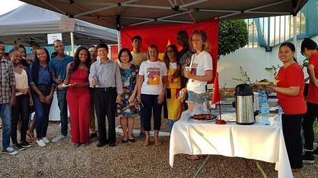 Đại sứ quán Việt Nam tại Mozambique quảng bá ẩm thực nhân Tuần lễ Pháp ngữ 3-2019 tại Trung tâm Văn hóa Pháp – Mozambique. (Ảnh: Đình Lượng/TTXVN)