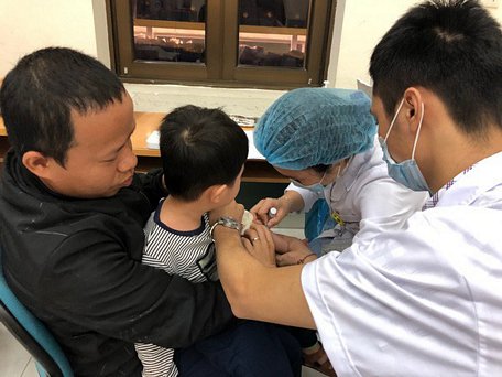 Phụ huynh ở huyện Thuận Thành, Bắc Ninh đưa trẻ ra Hà Nội xét nghiệm sán heo những ngày gần đây - Ảnh: THÚY ANH
