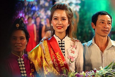  Người đẹp Hoa ban năm 2019 Lò Thị Vui bên người thân sau khi đạt giải. Ảnh: Phan Tuấn Anh/TTXVN