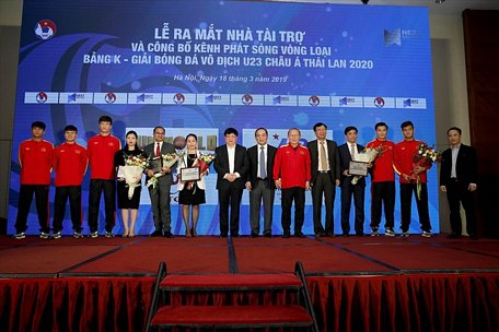 HLV Park Hang-seo và các cầu thủ U23 Việt Nam xuất hiện tại lễ công bố sở hữu bản quyền phát sóng giải đấu. Ảnh: M.H