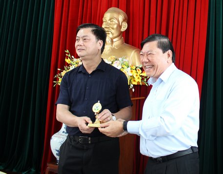 Dịp này, Bí thư Tỉnh ủy- Trần Văn Rón trao tặng biểu tượng tỉnh Vĩnh Long đến học viện.