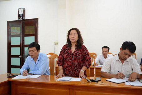  Phó giám đốc Sở Giáo dục - đào tạo Bình Thuận Nguyễn Thị Bích Hoàn (giữa) - Ảnh: ĐỨC TRONG