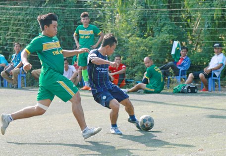  Pha tranh bóng trong trận tranh hạng ba giữa Tân Lược (áo sậm) thắng Song Phú bằng đá luân lưu 6m.