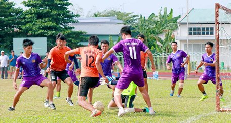 Pha căng thẳng trước cầu môn đội Công an Tam Bình (áo tím) trong trận chung kết thắng Công an Mang Thít mùa giải 2018.