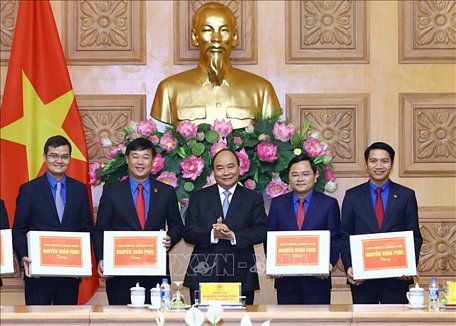 Thủ tướng Nguyễn Xuân Phúc tặng quà cho Trung ương đoàn TNCS Hồ Chí Minh. Ảnh: Thống Nhất/TTXVN