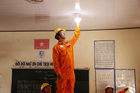 Ngành điện thay bóng đèn Led tiết kiệm điện cho các trường học.