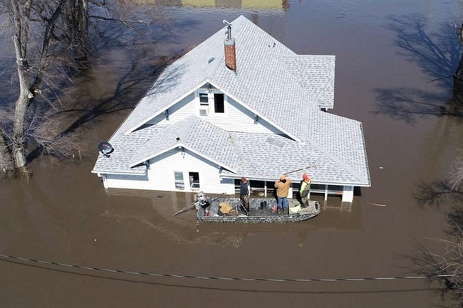 Tình trạng lũ lụt tại khu vực Trung Tây đã trở nên nghiêm trọng sau khi “Bão bom” đổ bộ khu vực này hồi tuần trước. 