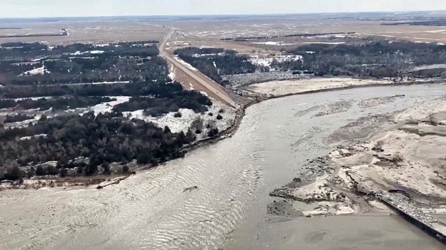 Nước lũ cắt ngang đường cao tốc 281 ở Nebraska.
