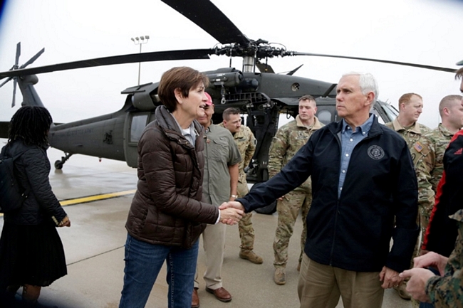 Chiều 19/3, Phó Tổng thống Mỹ Mike Pence đã có chuyến thị sát các khu vực bị ảnh hưởng vì lũ lụt để đánh giá tình hình./. 