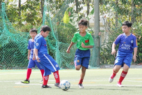 CLB Bóng đá cộng đồng 911 (TP Vĩnh Long) thu hút trên 40 cầu thủ nhí thường xuyên tập luyện.