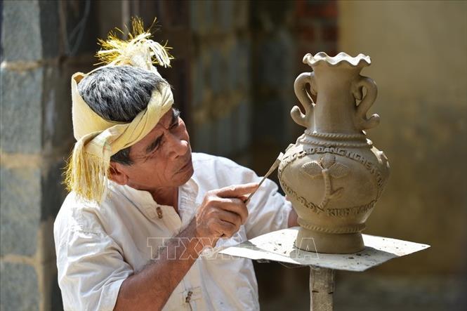 Nghệ thuật làm gốm truyền thống của người Chăm đang trên đường mai một. Việc bảo tồn và phát huy giá trị truyền thống nghề làm gốm của người Chăm là hết sức cần thiết và cấp bách.