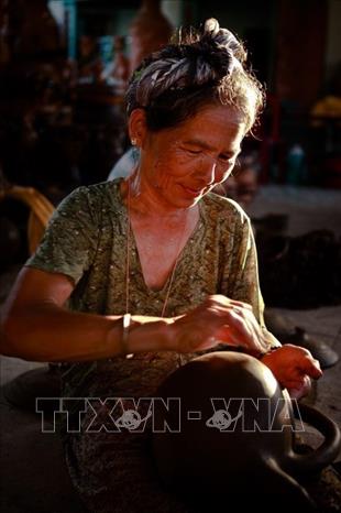 Những sản phẩm gốm Bàu Trúc (Ninh Thuận) được các nghệ nhân nhào nặn ra bằng những đôi tay khéo léo mà không cần phải dùng bàn xoay để tạo hình, người nghệ nhân sẽ đi vòng quanh rất nhiều lần để tạo ra một sản phẩm gốm. Ảnh: Trọng Đạt/TTXVN