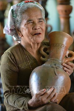 Nghệ nhân gốm Bàu Trúc (Ninh Thuận). Ảnh: Thanh Hà/TTXVN