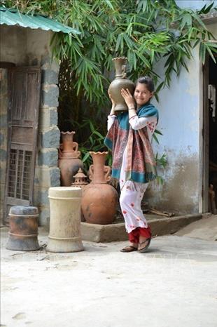 Nhiều làng gốm cổ trên thế giới đã mất thế nhưng gốm Chăm Việt Nam vẫn còn tồn tại, giữ được hồn tinh túy và giữ được vẻ đẹp hoang sơ của gốm cổ cách đây hàng trăm năm. Đó là giá trị độc đáo và trường tồn của gốm Chăm, xứng đáng được UNESCO công nhận là Di sản Văn hóa phi vật thể của nhân loại. Ảnh: Trọng Đạt/TTXVN