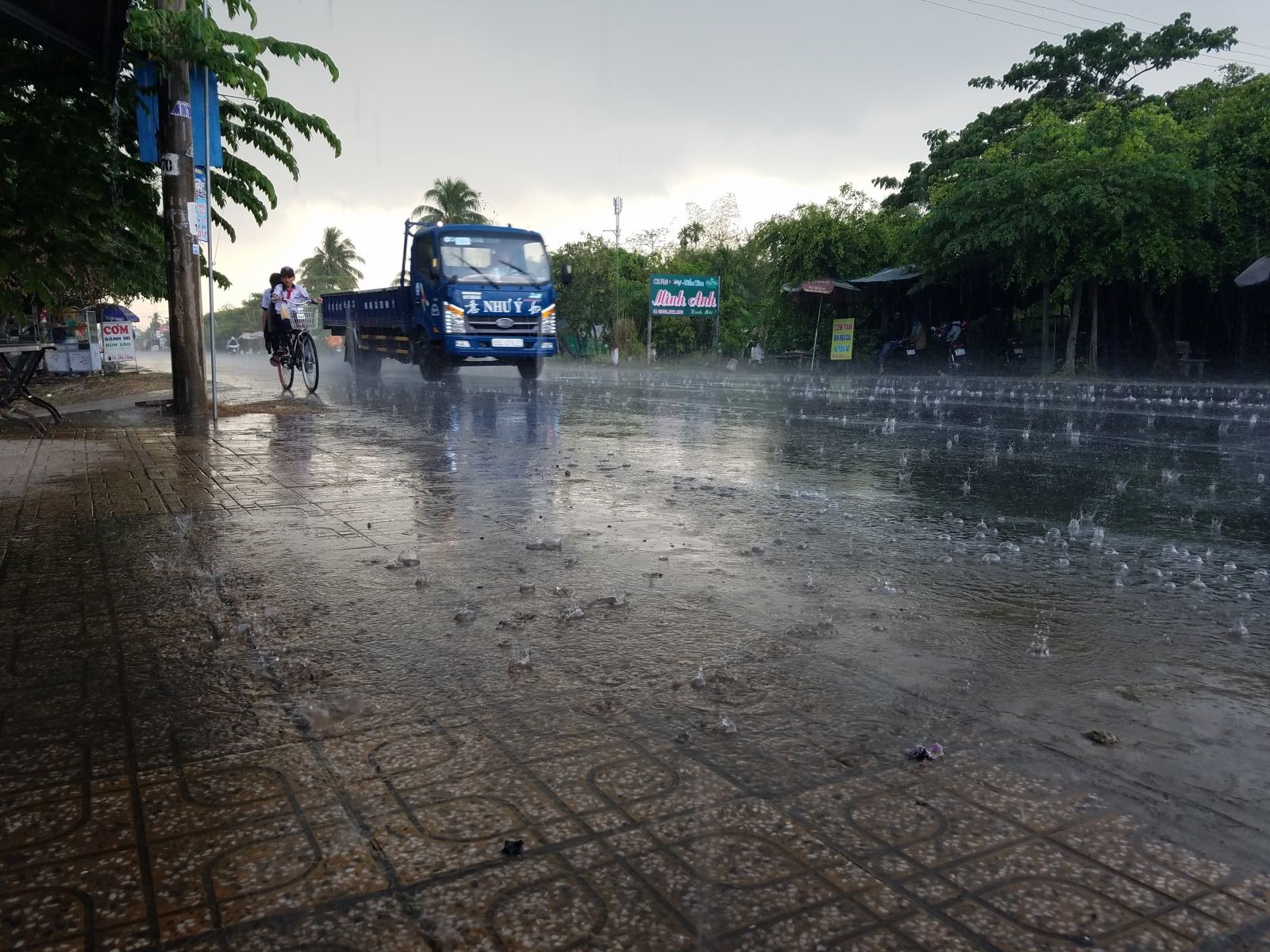 Cơn “mưa vàng” xuất hiện vào chiều 21-3 tại TP Cần Thơ. Ảnh: Bình Nguyên