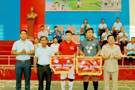 Ông Trần Hoàng Tựu- Phó Chủ tịch UBND tỉnh (bìa phải) trao cờ lưu niệm cho hai đơn vị giao lưu thể thao.
