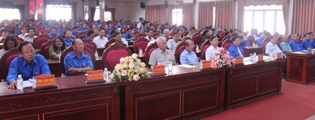 Buổi họp mặt có các đồng chí lãnh đạo, nguyên lãnh đạo, cựu cán bộ Đoàn tỉnh Vĩnh Long và Trà Vinh