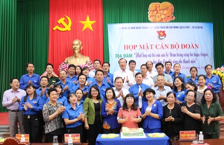 Các đại biểu cùng hát vang bài ca về Đoàn TNCS Hồ Chí Minh