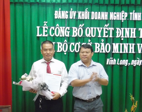 Ông Cao Văn Bé Tư- Phó Bí thư Thường trực Đảng ủy Khối Doanh nghiệp tỉnh- trao quyết định thành lập Chi bộ cơ sở Công ty Bảo Minh Vĩnh Long.