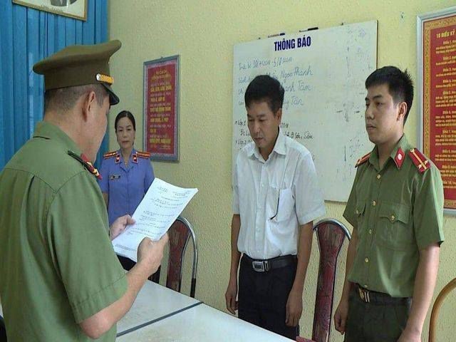 Cơ quan an ninh đọc lệnh khởi tố bị can đối tượng gian lận điểm thi THPT quốc gia 2018 ở Sơn La.