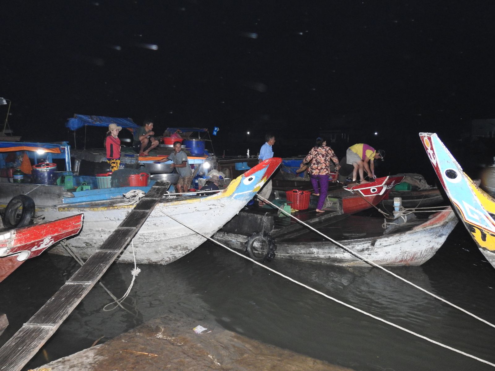Khoảng 1 giờ mỗi ngày, chợ Tân Thành bắt đầu nhộn nhịp. Sau những ngày thu gom, lúc này các chủ đưa ghe đục chở cá đến chợ để bán lại cho thương lái chở đi các tỉnh, thành trong cả nước.