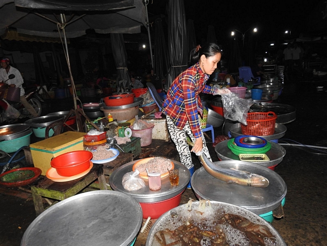 Có một điều khá đặc biệt, cá bông lau thường được những người giăng lưới ở Tân Lộc (Cần Thơ) mang qua bán. Và tiểu thương này vừa mua được con cá bông lau nặng khoảng 7 kg, trị giá hơn 1,6 triệu đồng để bán lại cho một mối tại TP Hồ Chí Minh.
