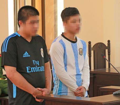 Các bị cáo Tài, Sang (từ trái qua) tại phiên tòa.