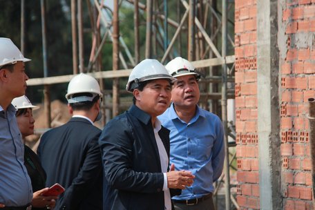 Thứ trưởng Bộ Xây dựng Lê Quang Hùng (thư 2 từ phải sang) kiểm tra hiện trường sự cố.