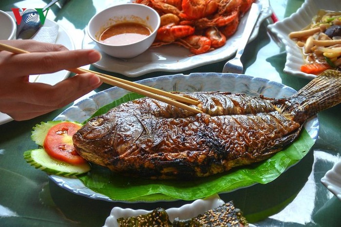 Cá nướng: các món nướng rất được người Lào yêu thích, cá nướng được đánh bắt từ sông Mekong càng tuyệt hơn. Sau khi nướng, da cá được phủ một lớp muối nâu giòn, thịt chắc và tươi ngon, rất hợp ăn kèm rau sống chấm chẻo, uống cùng bia.