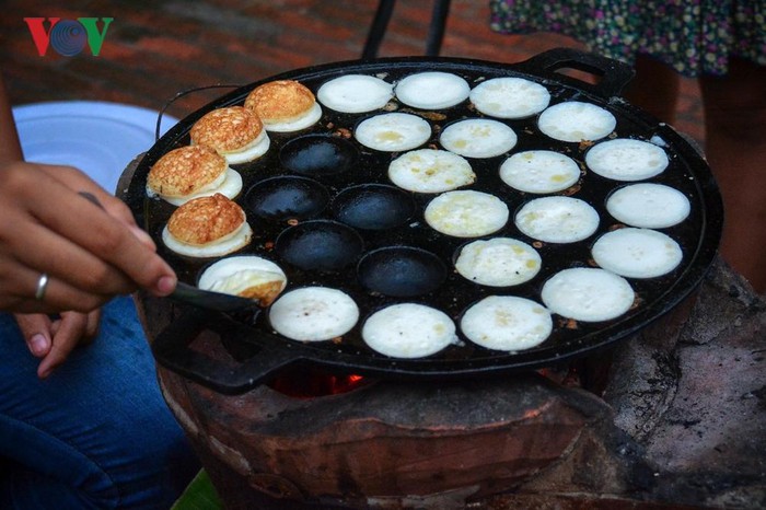 Bánh dừa - Ka nom kok: bánh dừa là món ăn vặt rất phổ biển trên phố. Từng chiếc bánh tròn nhỏ, trắng tinh, nóng hổi thơm nức mùi sữa dừa, bột gạo bọc trong lá chuối xanh mướt có thể làm hài lòng du khách bất cứ đâu.