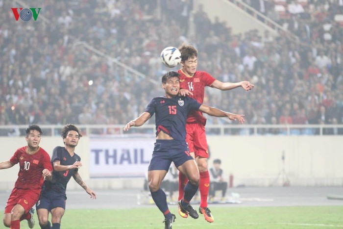 Tuy nhiên việc được thi đấu dưới sự cổ vũ của 40.000 CĐV, U23 Việt Nam tạo được thế trận tốt trước U23 Thái Lan.