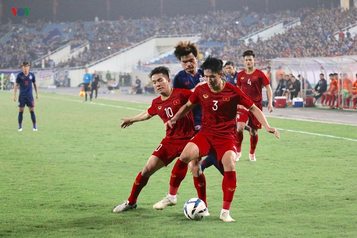Ở chiều ngược lại, các pha lên bóng của U23 Thái Lan không thể xuyên phá được hàng thủ đầy kỷ luật của U23 Thái Lan.