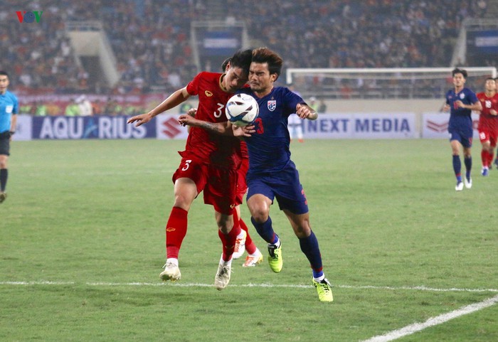 Sau bàn thua, U23 Thái Lan đẩy cao đội hình nhằm tìm kiếm bàn gỡ tuy nhiên trước hàng thủ chắc chắn của U23 Việt Nam khiến các pha lên bóng của thầy trò HLV Alexandre Gama liên tục bị hóa giải.